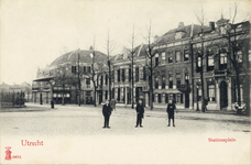2519 Gezicht op de voorgevels van de huizen Stationsplein 3-hoger (links Hotel La Station nr. 3) te Utrecht.